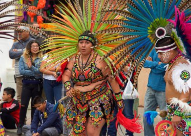 Fruitvale, Ca - 29 Ekim 2017: 29. Geleneksel Dia de los Muertos, yani Ölüler Günü festivaline kimliği belirsiz katılımcılar. Bu Meksika 'da kutlanan en popüler tatillerden biri..