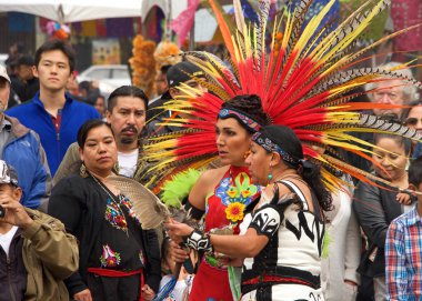 Fruitvale, Ca - 29 Ekim 2017: 29. Geleneksel Dia de los Muertos, yani Ölüler Günü festivaline kimliği belirsiz katılımcılar. Bu Meksika 'da kutlanan en popüler tatillerden biri..