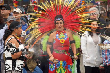 Fruitvale, Ca - 29 Ekim 2017: 29. Geleneksel Dia de los Muertos, yani Ölüler Günü festivaline kimliği belirsiz katılımcılar. Bu Meksika 'da kutlanan en popüler tatillerden biri..