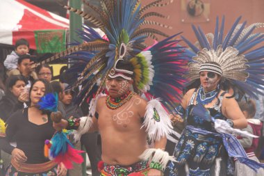 Fruitvale, Ca - 29 Ekim 2017: 29. Geleneksel Dia de los Muertos, yani Ölüler Günü festivaline kimliği belirsiz katılımcılar. Bu Meksika 'da kutlanan en popüler tatillerden biri..