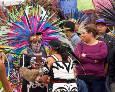 Fruitvale, Ca - 29 Ekim 2017: 29. Geleneksel Dia de los Muertos, yani Ölüler Günü festivaline kimliği belirsiz katılımcılar. Bu Meksika 'da kutlanan en popüler tatillerden biri..