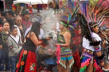 Fruitvale, Ca - 29 Ekim 2017: 29. Geleneksel Dia de los Muertos, yani Ölüler Günü festivaline kimliği belirsiz katılımcılar. Bu Meksika 'da kutlanan en popüler tatillerden biri..