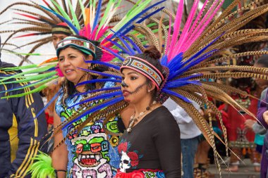 Fruitvale, Ca - 29 Ekim 2017: 29. Geleneksel Dia de los Muertos, yani Ölüler Günü festivaline kimliği belirsiz katılımcılar. Bu Meksika 'da kutlanan en popüler tatillerden biri..