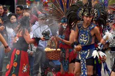 Fruitvale, Ca - 29 Ekim 2017: 29. Geleneksel Dia de los Muertos, yani Ölüler Günü festivaline kimliği belirsiz katılımcılar. Bu Meksika 'da kutlanan en popüler tatillerden biri..
