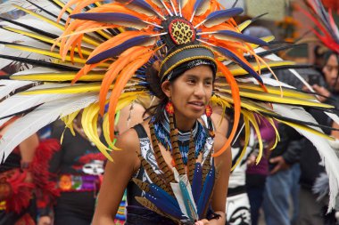Fruitvale, Ca - 29 Ekim 2017: 29. Geleneksel Dia de los Muertos, yani Ölüler Günü festivaline kimliği belirsiz katılımcılar. Bu Meksika 'da kutlanan en popüler tatillerden biri..
