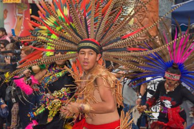 Fruitvale, Ca - 29 Ekim 2017: 29. Geleneksel Dia de los Muertos, yani Ölüler Günü festivaline kimliği belirsiz katılımcılar. Bu Meksika 'daki en popüler tatillerden biri..