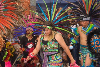 Fruitvale, Ca - 29 Ekim 2017: 29. Geleneksel Dia de los Muertos, yani Ölüler Günü festivaline kimliği belirsiz katılımcılar. Bu Meksika 'daki en popüler tatillerden biri..