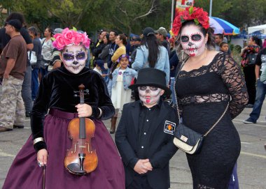 Fruitvale, Ca - 29 Ekim 2017: 29. Geleneksel Dia de los Muertos, yani Ölüler Günü festivaline kimliği belirsiz katılımcılar. Bu Meksika 'daki en popüler tatillerden biri..