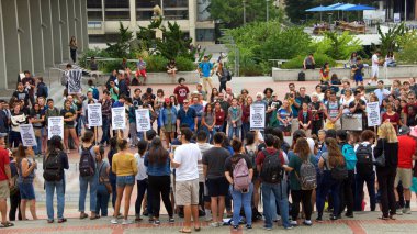 Berkeley, Ca - 05 Eylül 2017: Trump 'ın Daca' yı feshetmesini protesto eden kimliği belirsiz katılımcılar. Yaklaşık 200 gösterici Berkeley Sproul Plaza 'da toplandı ve Telegraph Bulvarı' nda yürüdü.