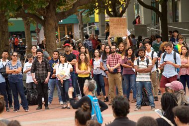 Berkeley, Ca - 05 Eylül 2017: Trump 'ın Daca' yı feshetmesini protesto eden kimliği belirsiz katılımcılar. Yaklaşık 200 gösterici Berkeley Sproul Plaza 'da toplandı ve Telegraph Bulvarı' nda yürüdü.