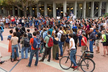 Berkeley, Ca - 05 Eylül 2017: Trump 'ın Daca' yı feshetmesini protesto eden kimliği belirsiz katılımcılar. Yaklaşık 200 gösterici Berkeley Sproul Plaza 'da toplandı ve Telegraph Bulvarı' nda yürüdü.