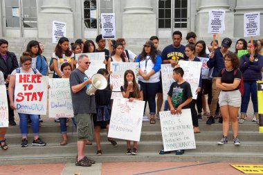 Berkeley, Ca - 05 Eylül 2017: Trump 'ın Daca' yı feshetmesini protesto eden kimliği belirsiz katılımcılar. Yaklaşık 200 gösterici Berkeley Sproul Plaza 'da toplandı ve Telegraph Bulvarı' nda yürüdü.
