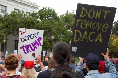 Berkeley, Ca - 05 Eylül 2017: Trump 'ın Daca' yı feshetmesini protesto eden kimliği belirsiz katılımcılar. Yaklaşık 200 gösterici Berkeley Sproul Plaza 'da toplandı ve Telegraph Bulvarı' nda yürüdü.