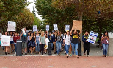 Berkeley, Ca - 05 Eylül 2017: Trump 'ın Daca' yı feshetmesini protesto eden kimliği belirsiz katılımcılar. Yaklaşık 200 gösterici Berkeley Sproul Plaza 'da toplandı ve Telegraph Bulvarı' nda yürüdü.