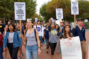 Berkeley, Ca - 05 Eylül 2017: Trump 'ın Daca' yı feshetmesini protesto eden kimliği belirsiz katılımcılar. Yaklaşık 200 gösterici Berkeley Sproul Plaza 'da toplandı ve Telegraph Bulvarı' nda yürüdü.