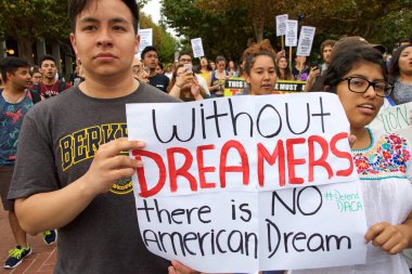Berkeley, Ca - 05 Eylül 2017: Trump 'ın Daca' yı feshetmesini protesto eden kimliği belirsiz katılımcılar. Yaklaşık 200 gösterici Berkeley Sproul Plaza 'da toplandı ve Telegraph Bulvarı' nda yürüdü.