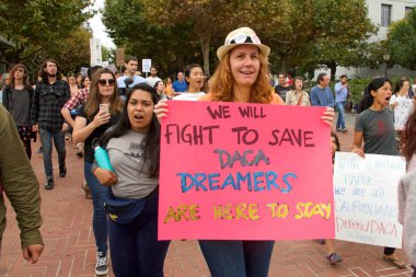 Berkeley, Ca - 05 Eylül 2017: Trump 'ın Daca' yı feshetmesini protesto eden kimliği belirsiz katılımcılar. Yaklaşık 200 gösterici Berkeley Sproul Plaza 'da toplandı ve Telegraph Bulvarı' nda yürüdü.