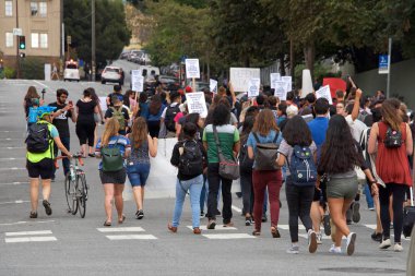 Berkeley, Ca - 05 Eylül 2017: Trump 'ın Daca' yı feshetmesini protesto eden kimliği belirsiz katılımcılar. Yaklaşık 200 gösterici Berkeley Sproul Plaza 'da toplandı ve Telegraph Bulvarı' nda yürüdü.