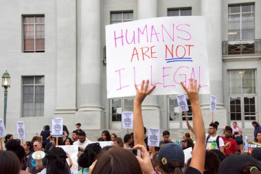 Berkeley, Ca - 05 Eylül 2017: Trump 'ın Daca' yı feshetmesini protesto eden kimliği belirsiz katılımcılar. Yaklaşık 200 gösterici Berkeley Sproul Plaza 'da toplandı ve Telegraph Bulvarı' nda yürüdü.