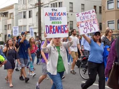 Berkeley, Ca - 05 Eylül 2017: Trump 'ın Daca' yı feshetmesini protesto eden kimliği belirsiz katılımcılar. Yaklaşık 200 gösterici Berkeley Sproul Plaza 'da toplandı ve Telegraph Bulvarı' nda yürüdü.