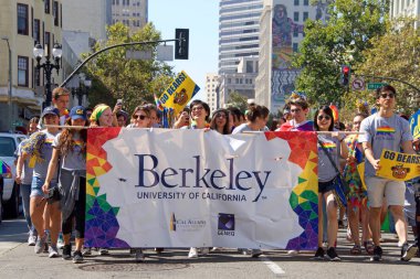 Oakland, Ca - 10 Eylül 2017: Oakland Gay Onur Festivali ve Oakland şehir merkezindeki geçit töreninde kimliği belirsiz katılımcılar kutlama yapıyor. Bu yılın teması, Oakland Gururunu Yükseltiyoruz.