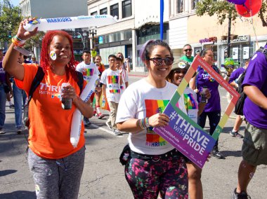 Oakland, Ca - 10 Eylül 2017: Oakland Gay Onur Festivali ve Oakland şehir merkezindeki geçit töreninde kimliği belirsiz katılımcılar kutlama yapıyor. Bu yılın teması, Oakland Gururunu Yükseltiyoruz.