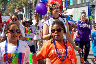 Oakland, Ca - 10 Eylül 2017: Oakland Gay Onur Festivali ve Oakland şehir merkezindeki geçit töreninde kimliği belirsiz katılımcılar kutlama yapıyor. Bu yılın teması, Oakland Gururunu Yükseltiyoruz.