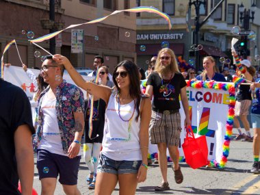 Oakland, Ca - 10 Eylül 2017: Oakland Gay Onur Festivali ve Oakland şehir merkezindeki geçit töreninde kimliği belirsiz katılımcılar kutlama yapıyor. Bu yılın teması, Oakland Gururunu Yükseltiyoruz.