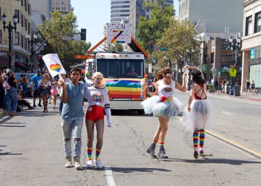 Oakland, Ca - 10 Eylül 2017: Oakland Gay Onur Festivali ve Oakland şehir merkezindeki geçit töreninde kimliği belirsiz katılımcılar kutlama yapıyor. Bu yılın teması, Oakland Gururunu Yükseltiyoruz.