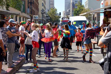Oakland, Ca - 10 Eylül 2017: Oakland Gay Onur Festivali ve Oakland şehir merkezindeki geçit töreninde kimliği belirsiz katılımcılar kutlama yapıyor. Bu yılın teması, Oakland Gururunu Yükseltiyoruz.