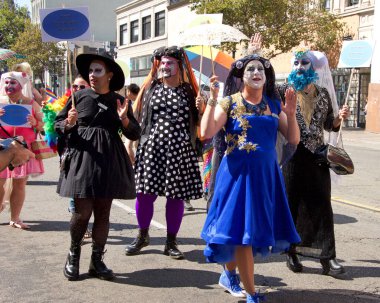 Oakland, Ca - 10 Eylül 2017: Oakland Gay Onur Festivali ve Oakland şehir merkezindeki geçit töreninde kimliği belirsiz katılımcılar kutlama yapıyor. Bu yılın teması, Oakland Gururunu Yükseltiyoruz.