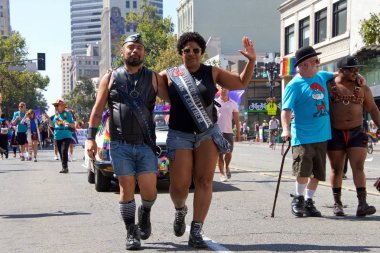 Oakland, Ca - 10 Eylül 2017: Oakland Gay Onur Festivali ve Oakland şehir merkezindeki geçit töreninde kimliği belirsiz katılımcılar kutlama yapıyor. Bu yılın teması, Oakland Gururunu Yükseltiyoruz.