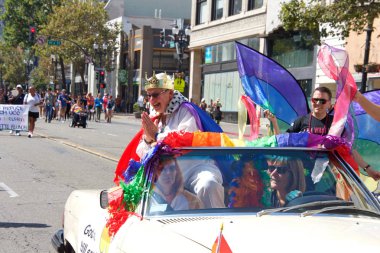 Oakland, Ca - 10 Eylül 2017: Oakland Gay Onur Festivali ve Oakland şehir merkezindeki geçit töreninde kimliği belirsiz katılımcılar kutlama yapıyor. Bu yılın teması, Oakland Gururunu Yükseltiyoruz.