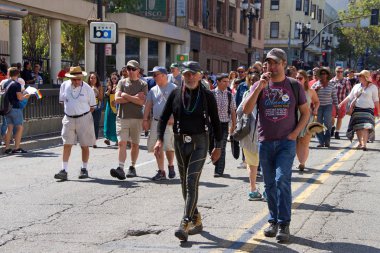 Oakland, Ca - 10 Eylül 2017: Oakland Gay Onur Festivali ve Oakland şehir merkezindeki geçit töreninde kimliği belirsiz katılımcılar kutlama yapıyor. Bu yılın teması, Oakland Gururunu Yükseltiyoruz.
