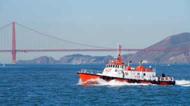 San Francisco, Ca - 06 Ekim 2017: Pilot gemisi Kaliforniya, San Francisco Körfezi, Golden Gate Köprüsü. 