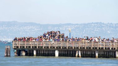 San Francisco, Ca - 07 Ekim 2017: Yüzlerce insan 37. yıllık donanma hava gösterisini izlemek için rıhtımda kuyruk oluşturdu. Donanma haftası, silahlı kuvvetlerde görev yapan insanları onurlandırarak deniz geleneğini kutluyor..