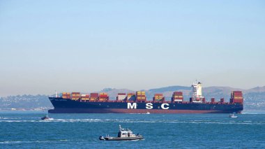 San Francisco, Ca - 06 Ekim 2017: Kargo gemisi Msc Letizia Oakland Limanı 'ndan ayrıldıktan sonra San Francisco Körfezi' nde.