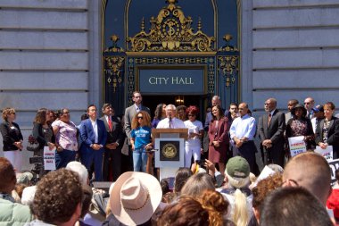 San Francisco, Ca - 25 Ağustos 2017: Belediye Başkanı Edwin M. Lee, San Francisco 'daki Belediye Binası önünde düzenlenen nefret karşıtı mitingde kalabalığa seslendi..