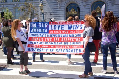 San Francisco, Ca - 25 Ağustos 2017: Nefret Karşıtı mitinge hazırlanan kalabalık, San Francisco şehrindeki nefret karşıtı konuşmaları dinlemek için toplanıyor..