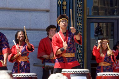 San Francisco, Ca - 25 Ağustos 2017: Asawa Sanat Okulu, San Francisco 'daki Belediye Binası' nın önündeki nefret karşıtı mitingde kalabalığa Taiko davulları çaldı..