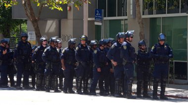 Berkeley, Ca - 27 Ağustos 2017: Martin Luther King Jr. 'da Amerika' da Marksizme Hayır yürüyüşü yapan polis protestoculardan çok protestocu sayısında artış oldu.