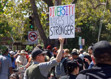 Berkeley, Ca - 27 Ağustos 2017: Martin Luther King Jr. 'da düzenlenen Amerika' daki Marksizme Hayır mitingine kimliği belirsiz katılımcılar, protestoculardan çok karşı protestocular.