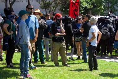Berkeley, Ca - 27 Ağustos 2017: Martin Luther King Jr. 'da düzenlenen Amerika' daki Marksizme Hayır mitingine kimliği belirsiz katılımcılar, protestoculardan çok karşı protestocular.