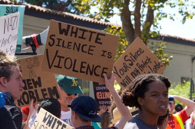 Berkeley, Ca - 27 Ağustos 2017: Martin Luther King Jr. 'da düzenlenen Amerika' daki Marksizme Hayır mitingine kimliği belirsiz katılımcılar, protestoculardan çok karşı protestocular.
