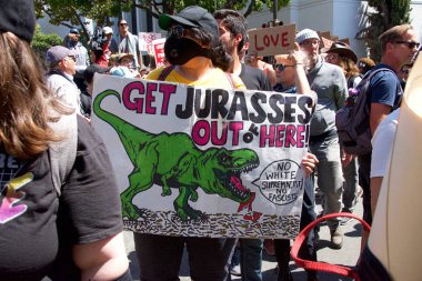 Berkeley, Ca - 27 Ağustos 2017: Martin Luther King Jr. 'da düzenlenen Amerika' daki Marksizme Hayır mitingine kimliği belirsiz katılımcılar, protestoculardan çok karşı protestocular.