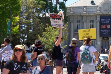 Berkeley, Ca - 27 Ağustos 2017: Martin Luther King Jr. 'da düzenlenen Amerika' daki Marksizme Hayır mitingine kimliği belirsiz katılımcılar, protestoculardan çok karşı protestocular.