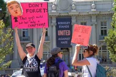 Berkeley, Ca - 27 Ağustos 2017: Martin Luther King Jr. 'da düzenlenen Amerika' daki Marksizme Hayır mitingine kimliği belirsiz katılımcılar, protestoculardan çok karşı protestocular.