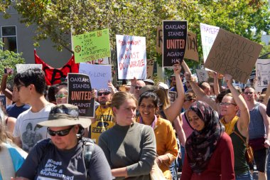 Berkeley, Ca - 27 Ağustos 2017: Martin Luther King Jr. 'da düzenlenen Amerika' daki Marksizme Hayır mitingine kimliği belirsiz katılımcılar, protestoculardan çok karşı protestocular.