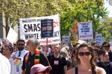 Berkeley, Ca - 27 Ağustos 2017: Martin Luther King Jr. 'da düzenlenen Amerika' daki Marksizme Hayır mitingine kimliği belirsiz katılımcılar, protestoculardan çok karşı protestocular.