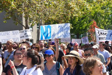 Berkeley, Ca - 27 Ağustos 2017: Martin Luther King Jr. 'da düzenlenen Amerika' daki Marksizme Hayır mitingine kimliği belirsiz katılımcılar, protestoculardan çok karşı protestocular.